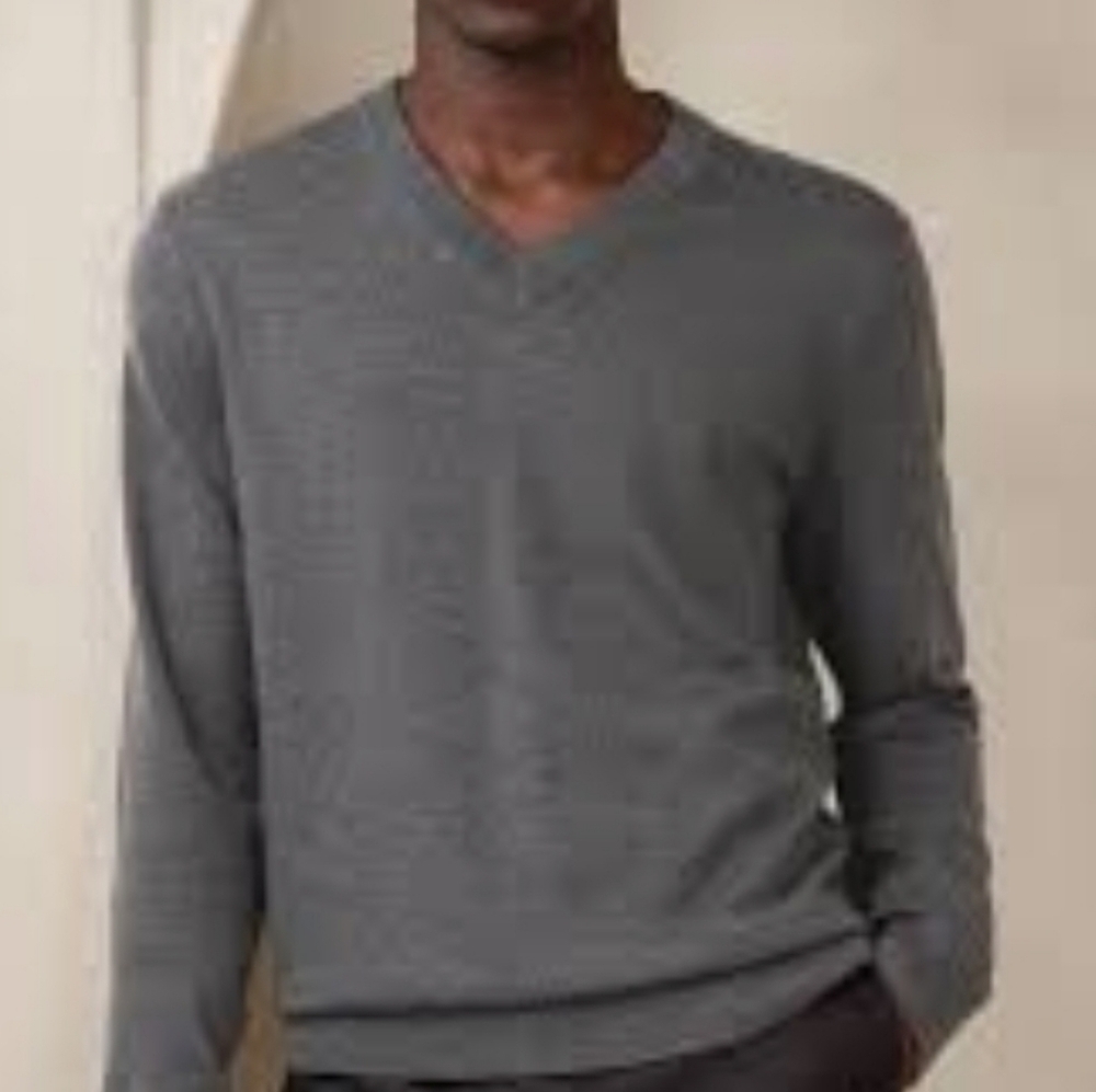 Banana Republic Merino wool pullover grey sweater. Size large. EUC